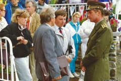 IC TT 1993 čekání na závodníky v cili před hotelem Churáňov